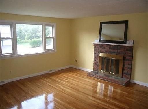 2nd image of 9 Bonnie Ln