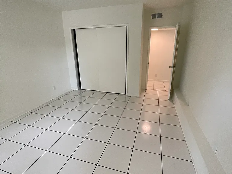 2352 NE 9th St #B2 — Photo 7