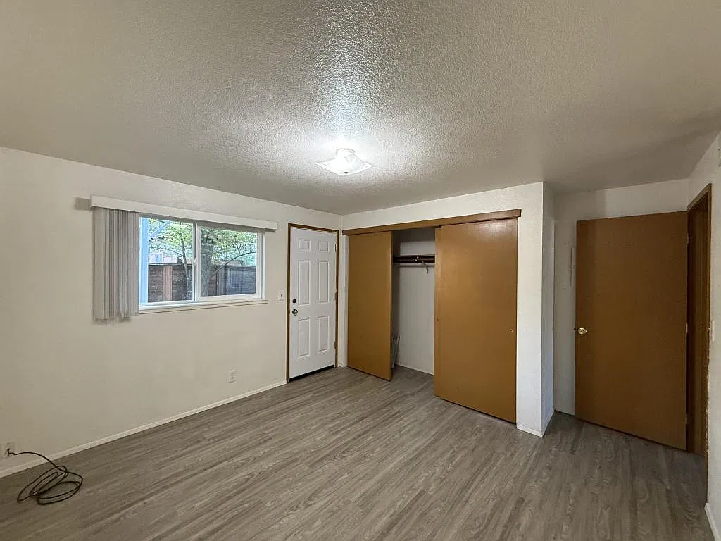 419 NE Silverwood Pl — Photo 4