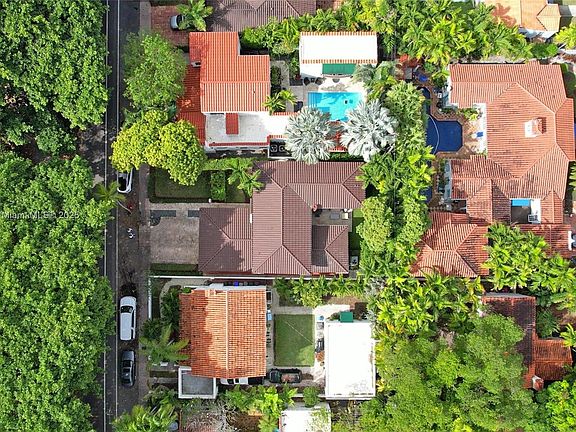 4th image of 423 Alhambra Cir