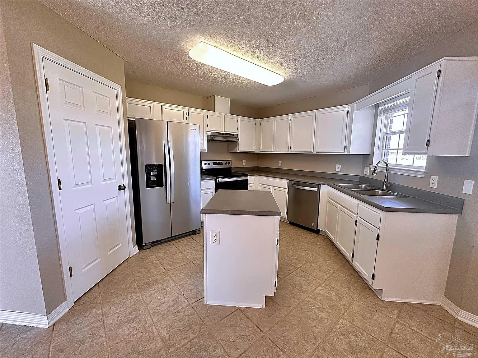 3 bed, 2.0 bath, 1950 sqft, $2,050 — Photo 3