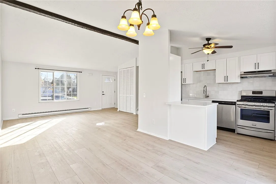 3 bed, 2.0 bath, 1568 sqft, $2,695 — Photo 4