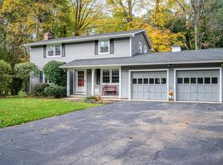 27 Squire Cir, Penfield, NY 14526