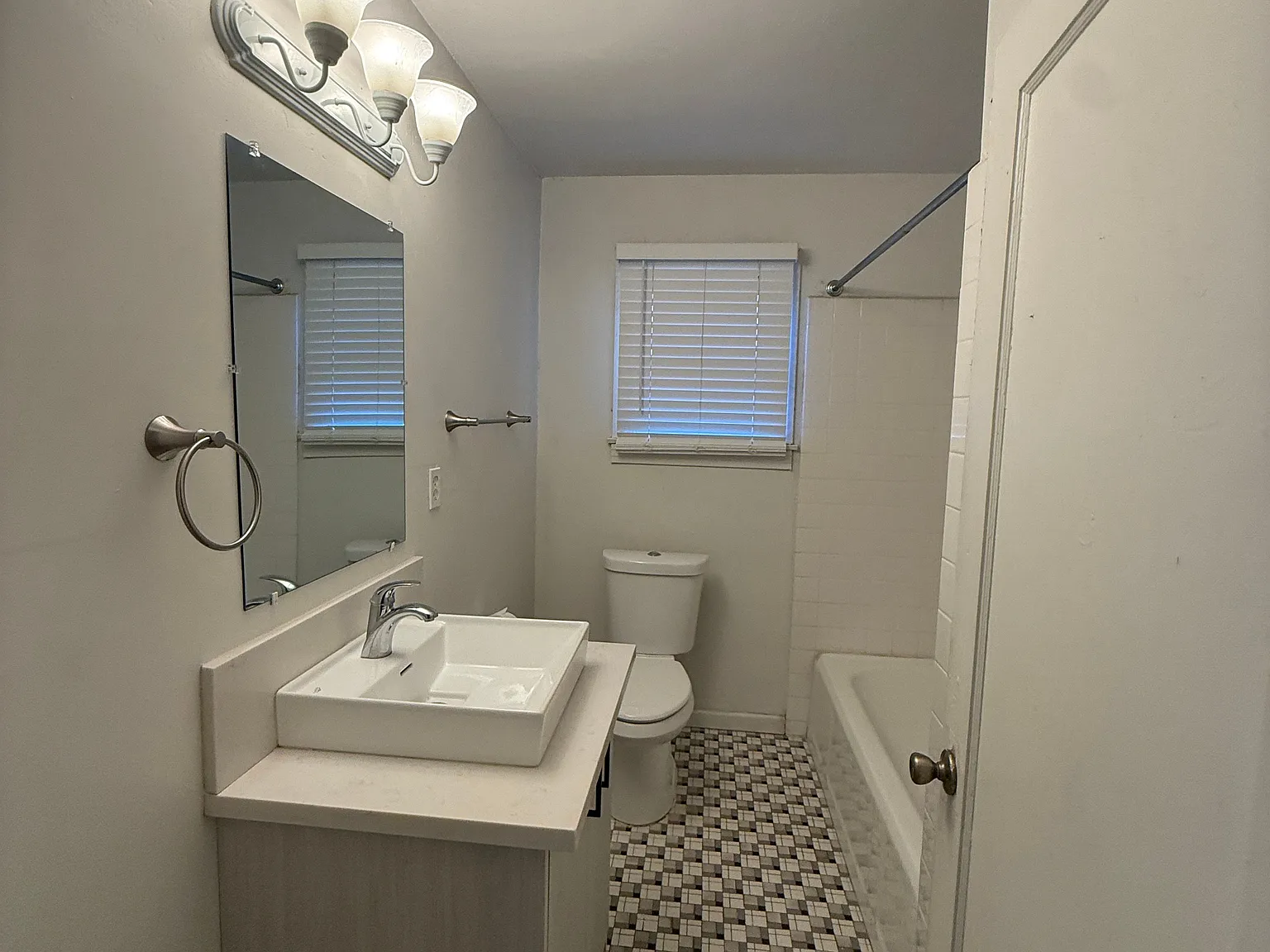 2 bed, 1100 sqft, $2,400 — Photo 2