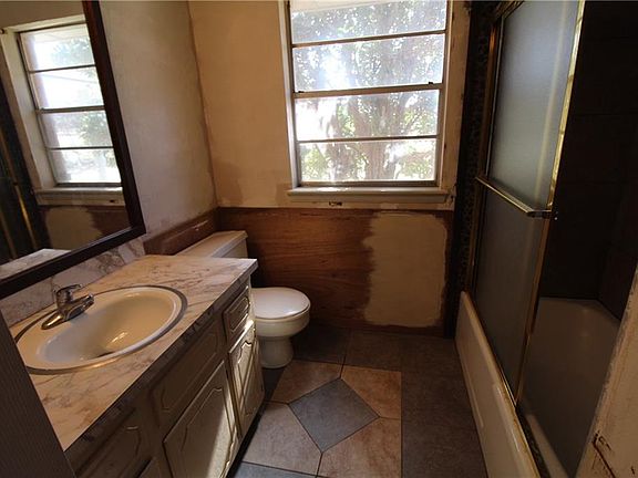 4th image of 4401 Woodland Park Ter