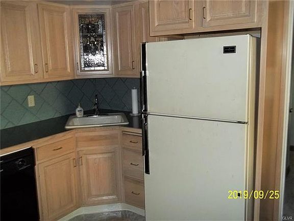 4th image of 944 Lincoln Ave