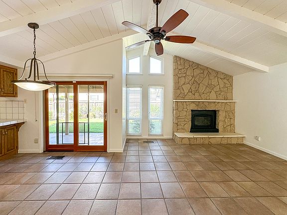 5th image of 3925 Crocus Dr