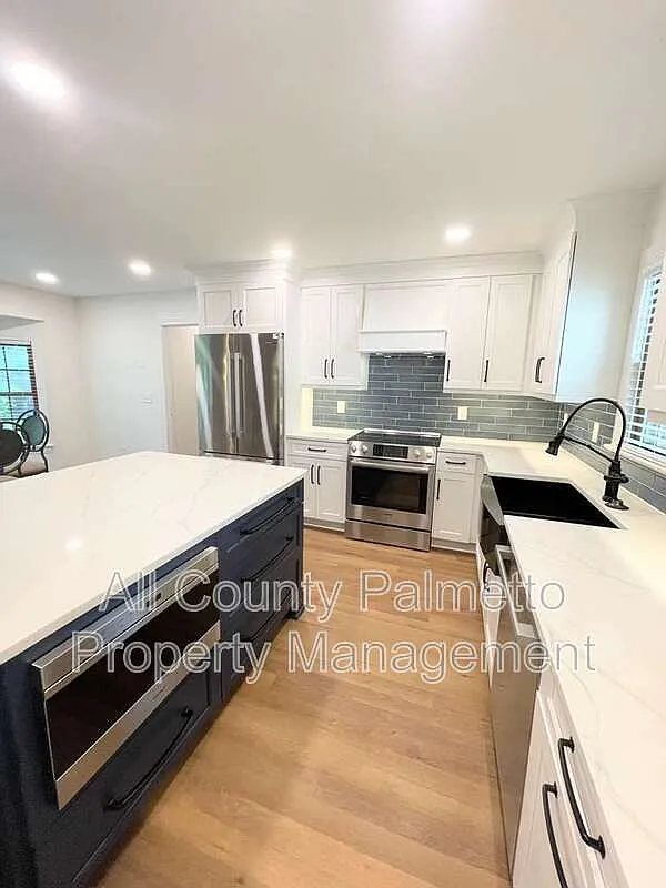 4 bed, 2.5 bath, 2876 sqft, $3,250 — Photo 2