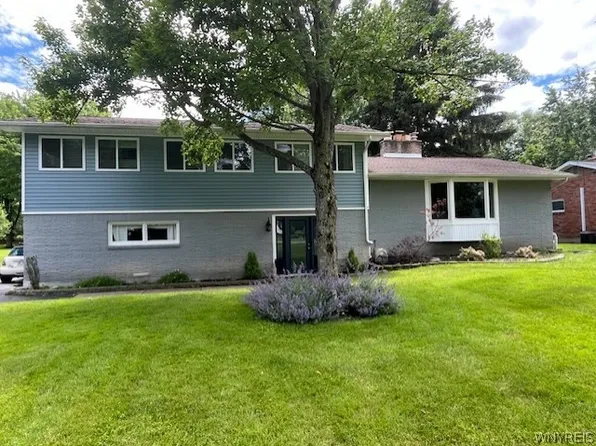 8921 The Fairways, Clarence, NY 14031