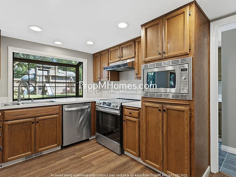12200 SW 128th Ave — Photo 9