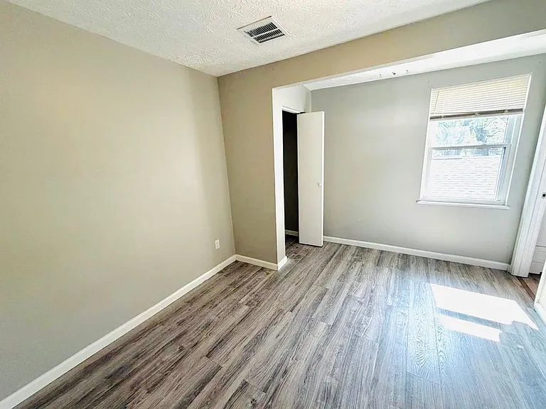 531 E Chestnut St — Photo 14