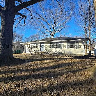 3 bed, 1.0 bath, 911 sqft, $1,350 — Photo 1