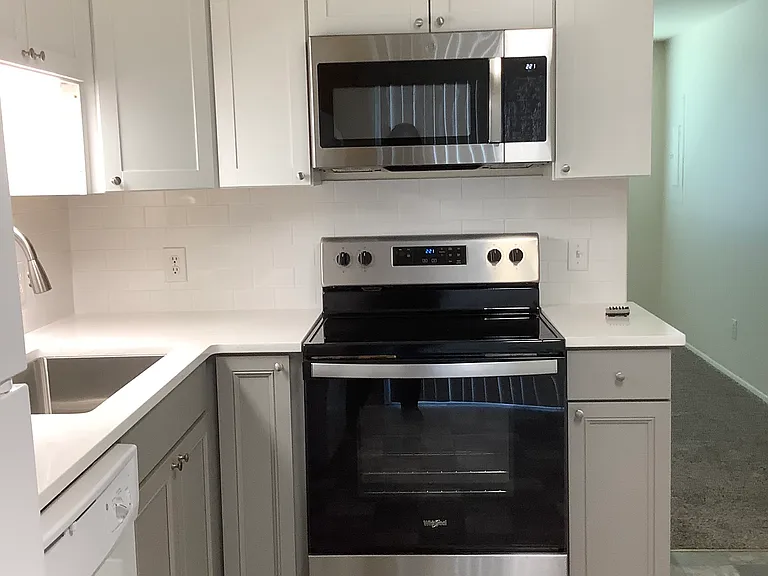 1054 Callahan Dr — Photo 11