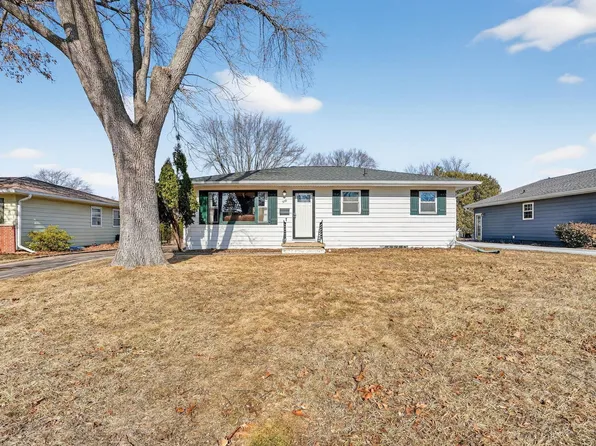 920 Royal Dr, Cedar Falls, IA 50613