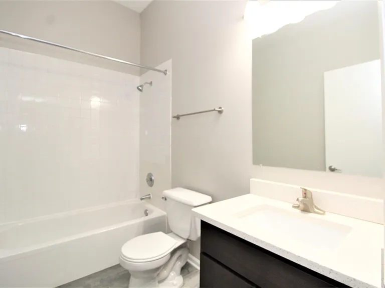 807 W Willow St #2D — Photo 8