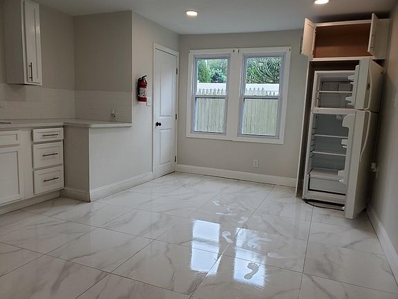 4th image of 18 Clayton Ave