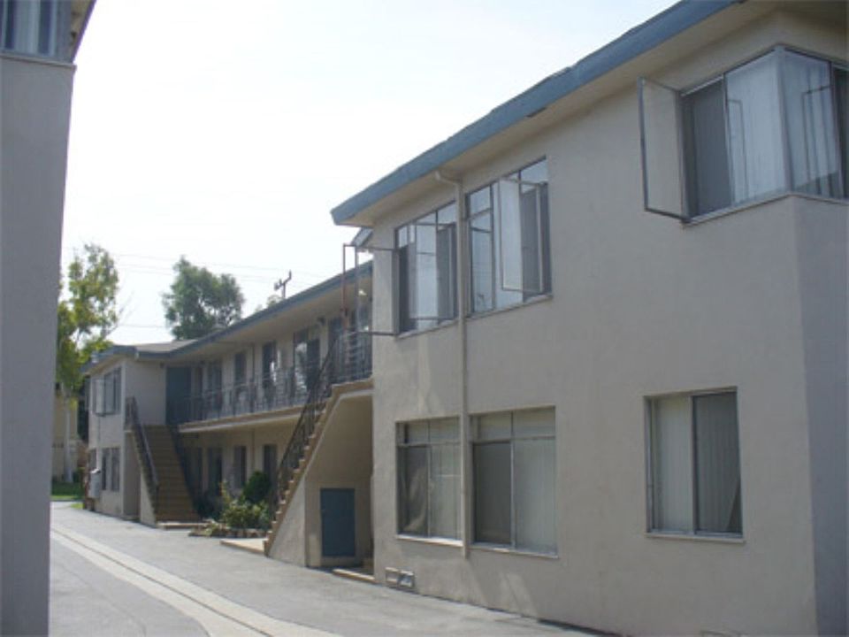 1st image of 601-05 W Hyde Park Blvd #105