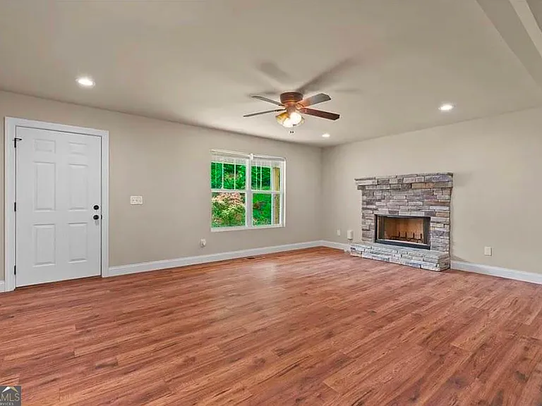 154 Brooks Dr — Photo 3