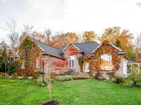 1196 Elise Victoria Dr, Windsor Junction, NS B2T 1L7