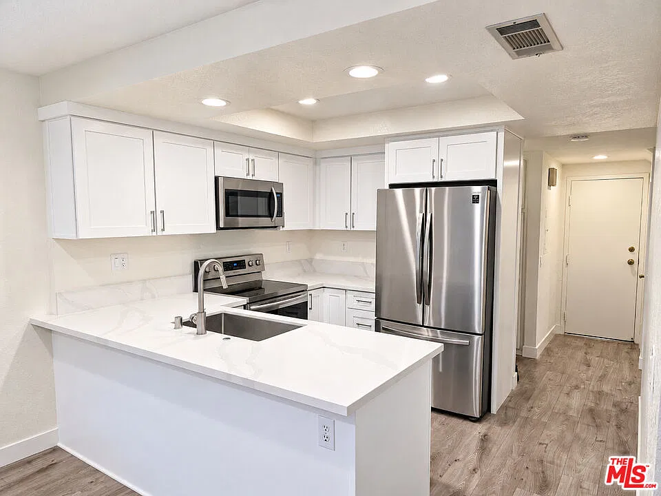 3 bed, 2.5 bath, 1381 sqft, $3,900 — Photo 2