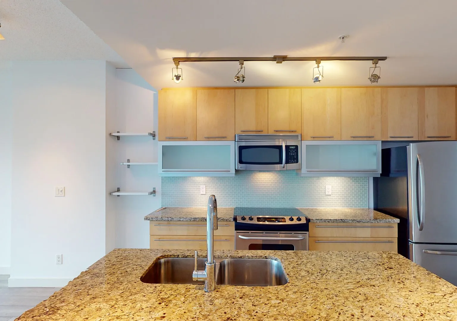 802 13 Ave SW — Photo 2