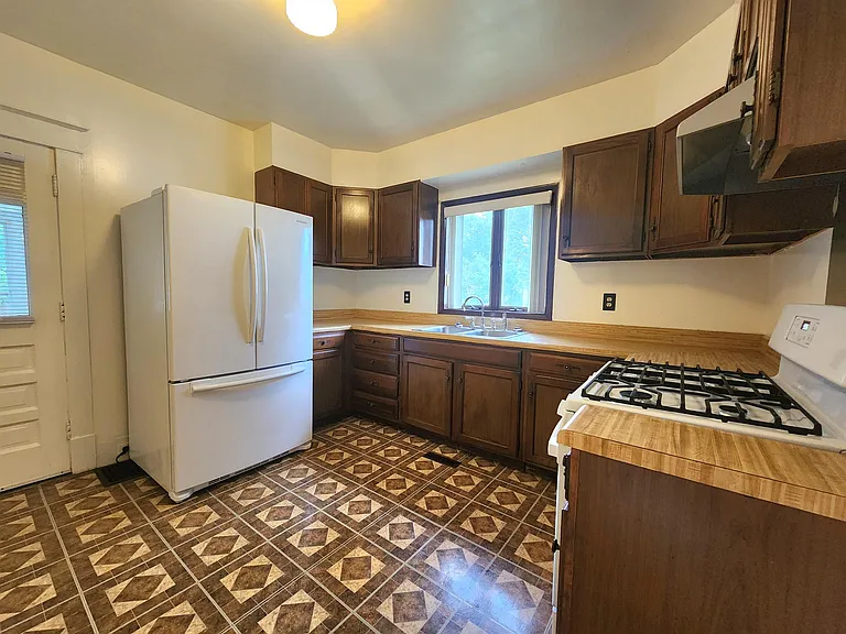 203 E Hines St — Photo 4