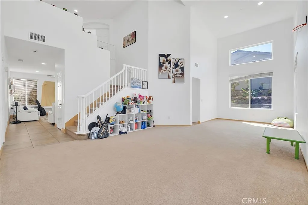 6 bed, 2909 sqft, $4,200 — Photo 3