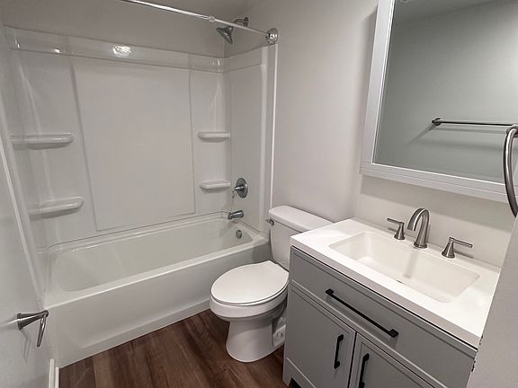 5th image of 22 Dr Martin Luther King Jr Dr APT B-1