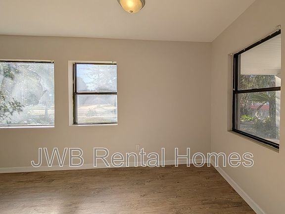 5th image of 249 W 43rd St