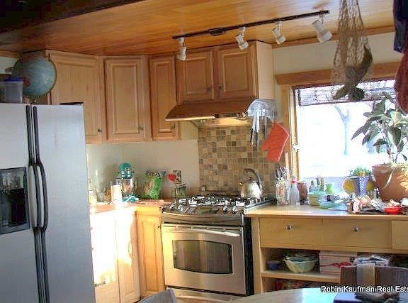 5th image of 1034 Wolf St