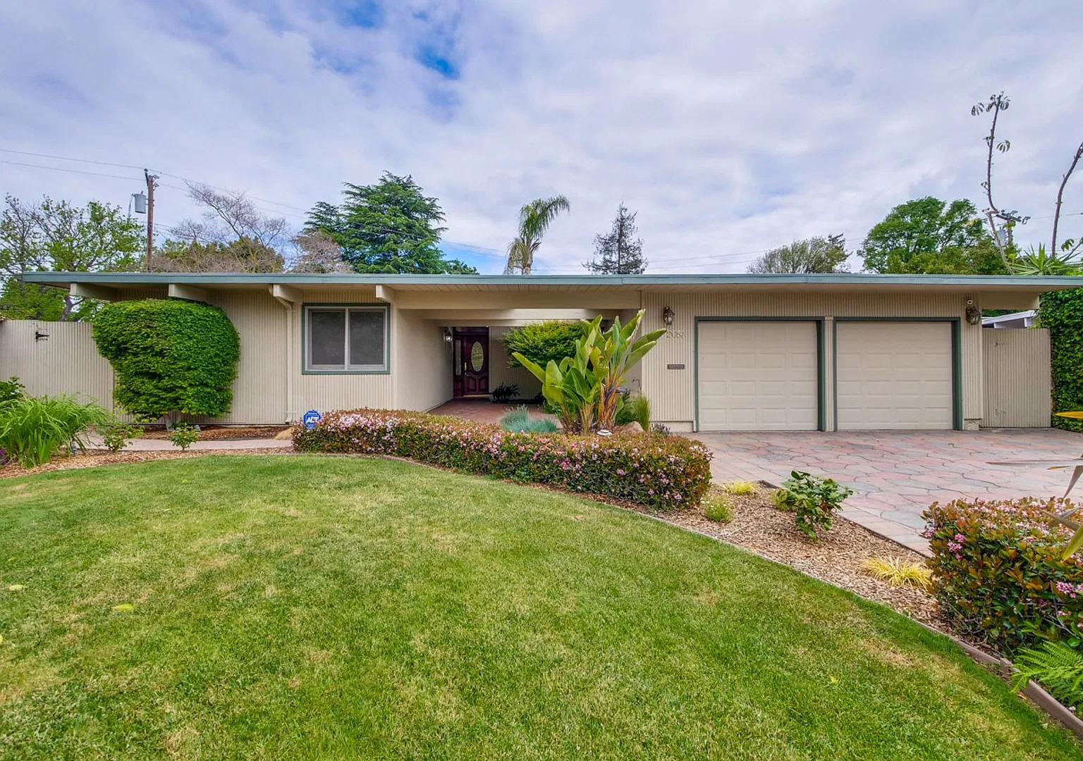 Spacious Palo Alto Home with 3 Bedrooms, 3 Bathrooms, and a Pool! — Photo 1