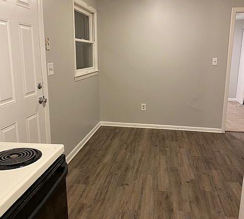 4th image of 10807 Cornell St