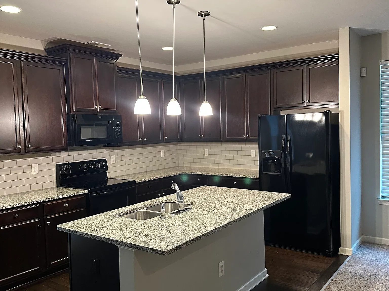 3 bed, 2.5 bath, 3554 sqft, $2,150 — Photo 4