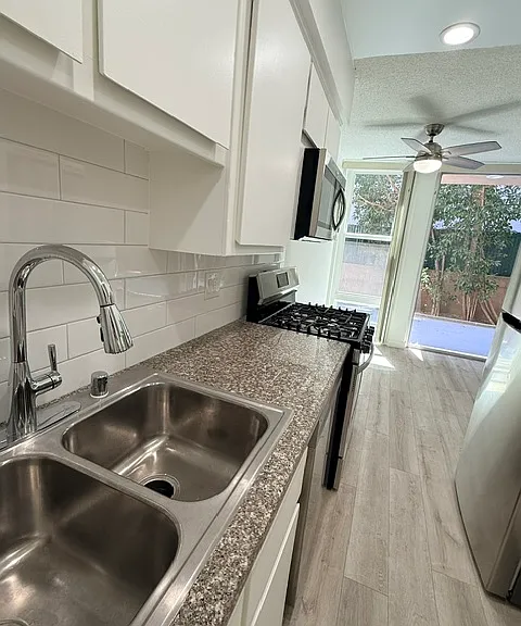 1617 N Poinsettia Place — Photo 15