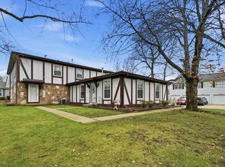 311 Meadow Ct, Vernon Hills, IL 60061