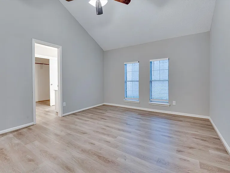 9407 Stockwell Dr — Photo 16