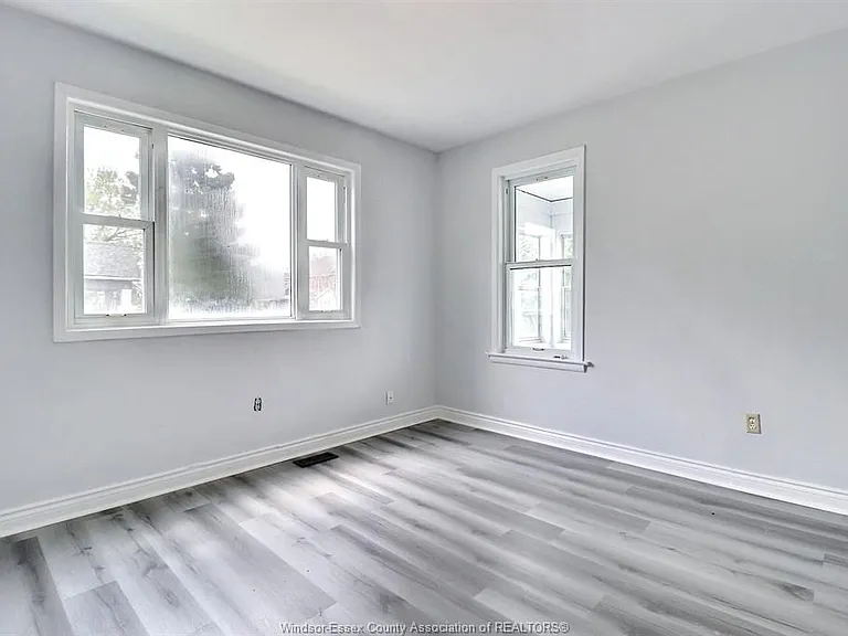 996 Albert Rd — Photo 6