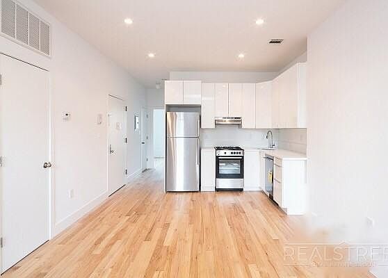 1st image of 290 Smith St #1