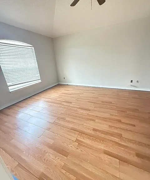 443 SW Sadwick Ave — Photo 3