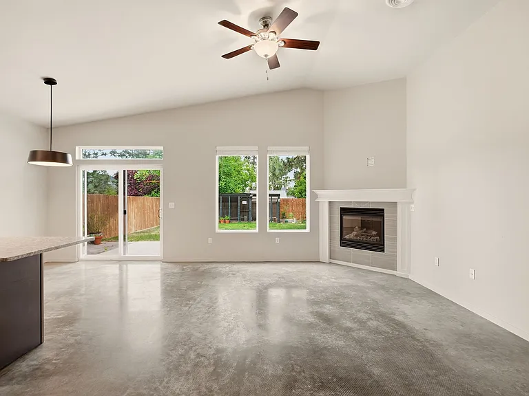 3906 E 31st Ave — Photo 12