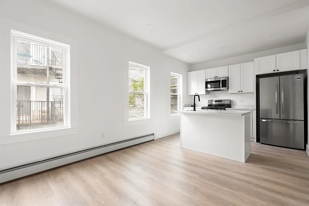 Building Photo - 467 E 3rd St #1