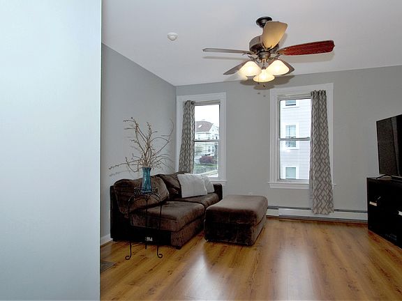 3rd image of 1 King St Unit 302