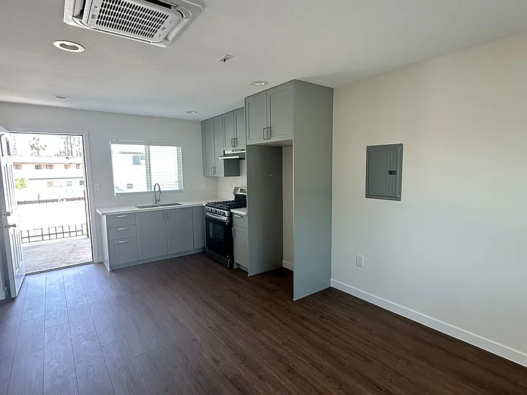 14316 Christine Dr — Photo 42