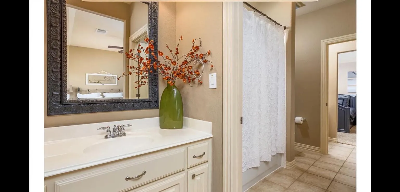 4 bed, 3877 sqft, $3,450 — Photo 4