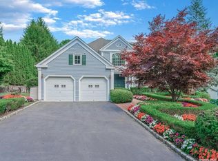 19 Gracewood Dr, Manhasset, NY 11030