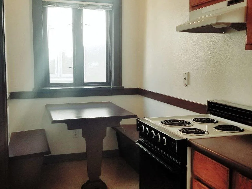 Sterling Court Apartments — Photo 3