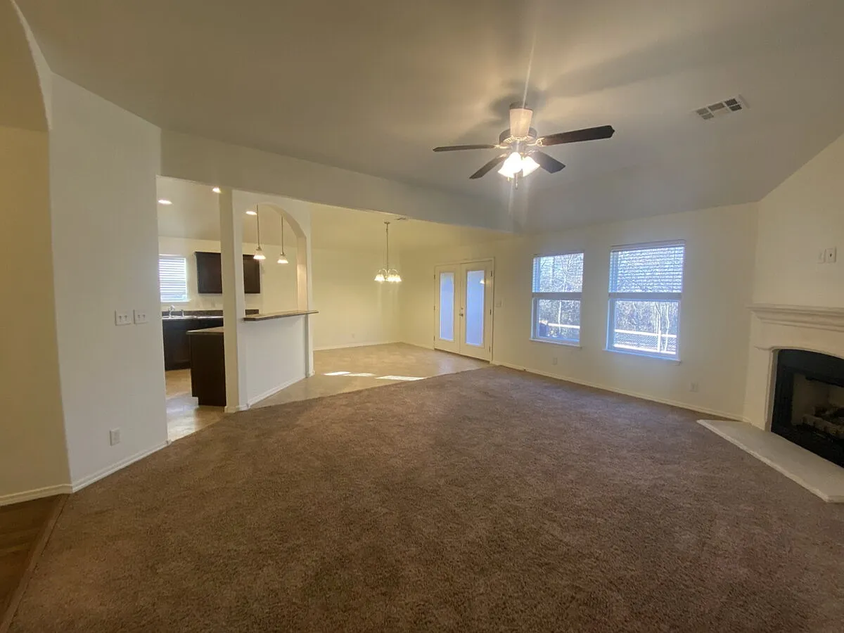 4 bed, 2.0 bath, 1863 sqft, $2,300 — Photo 4