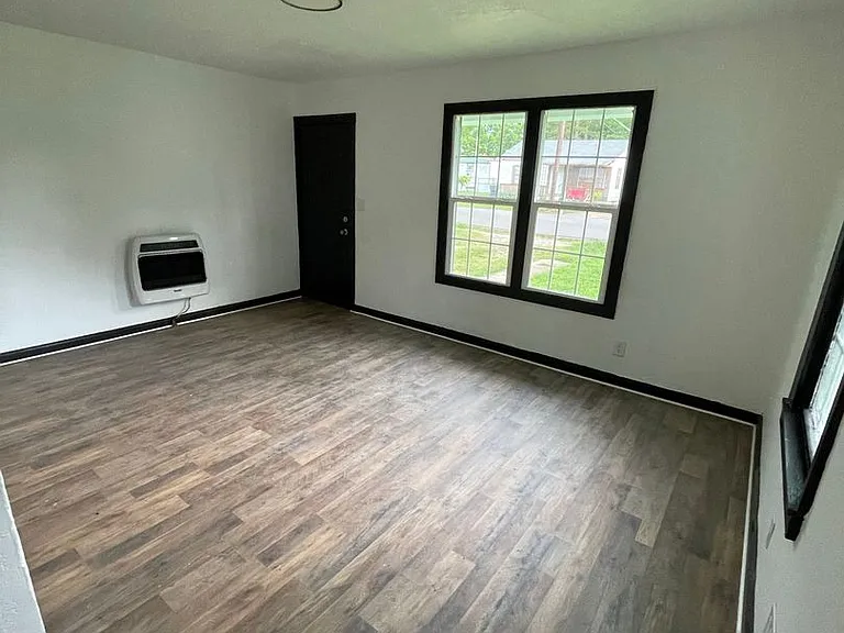 715 4th St SE — Photo 3