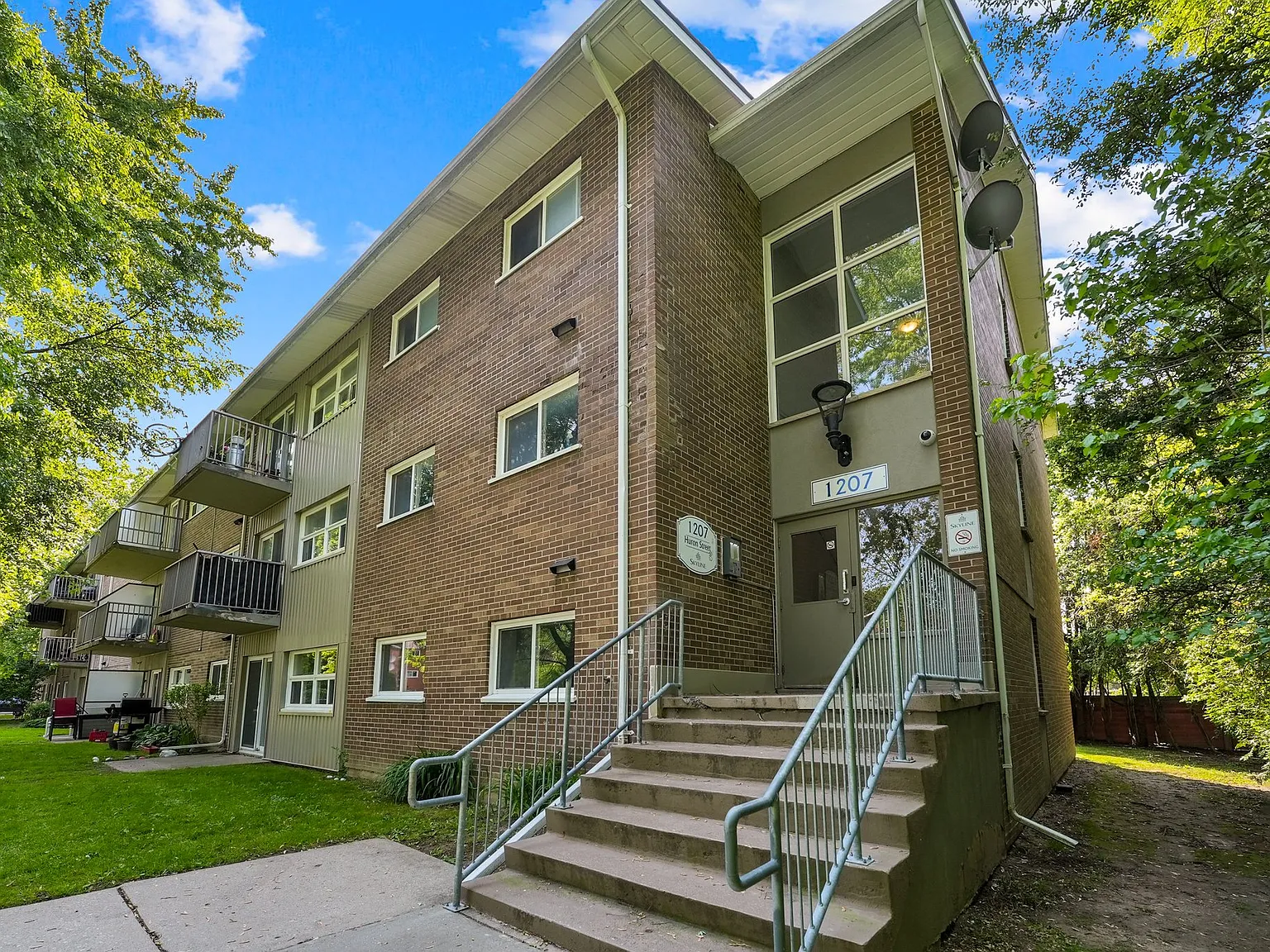 Huron Gardens Apartments — Photo 2