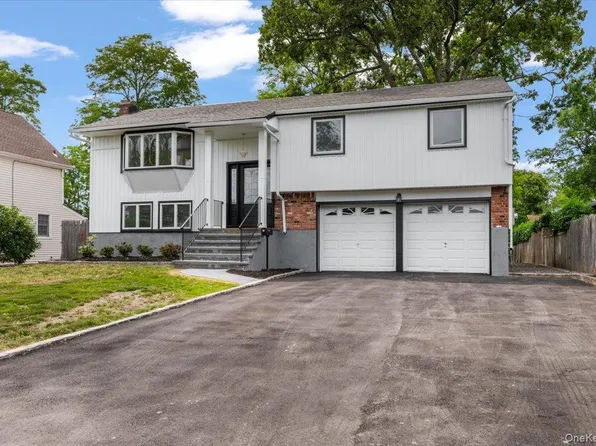 12 Deans Lane, Bayville, NY 11709